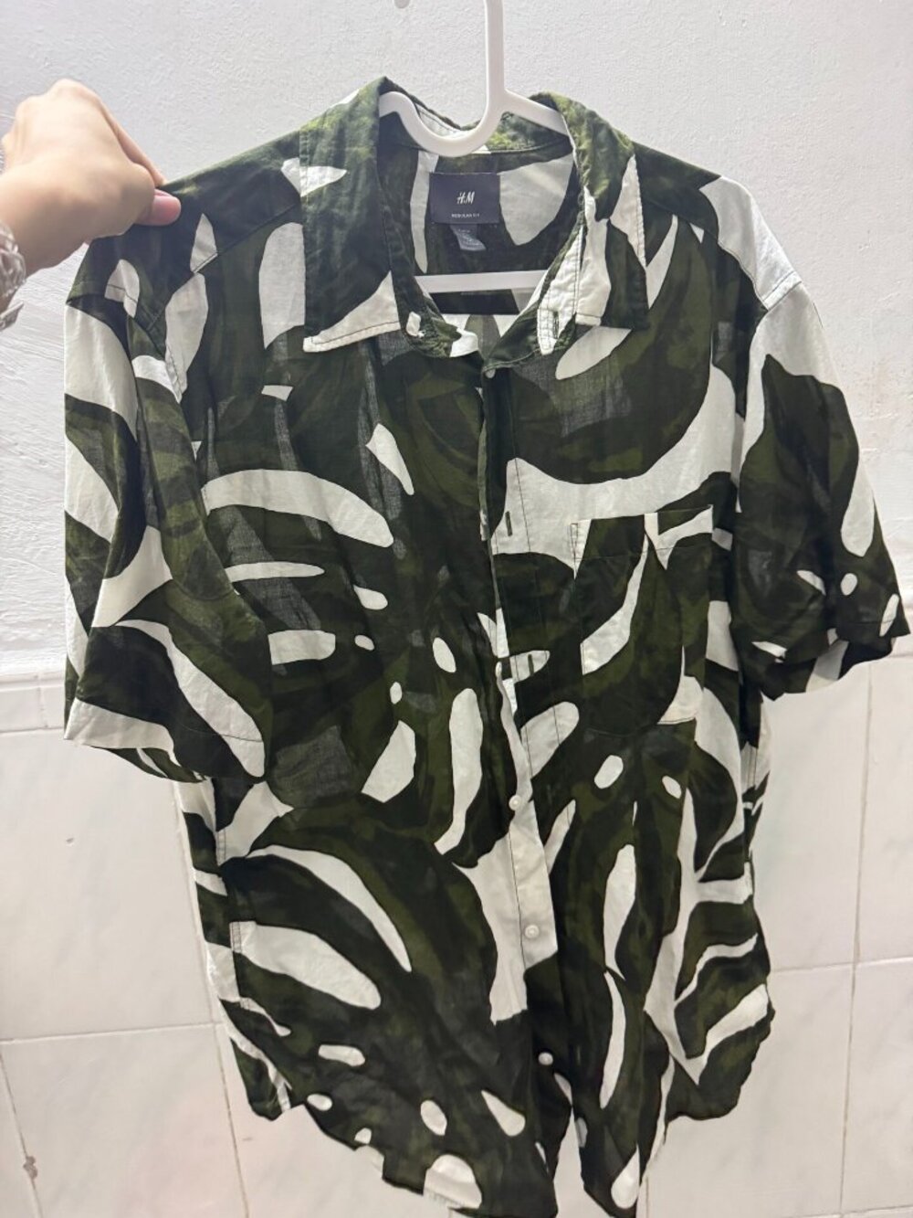 H&M Black & White Leaf Print Short Sleeve Shirt – Size M, Regular Fit 🌿🖤🤍